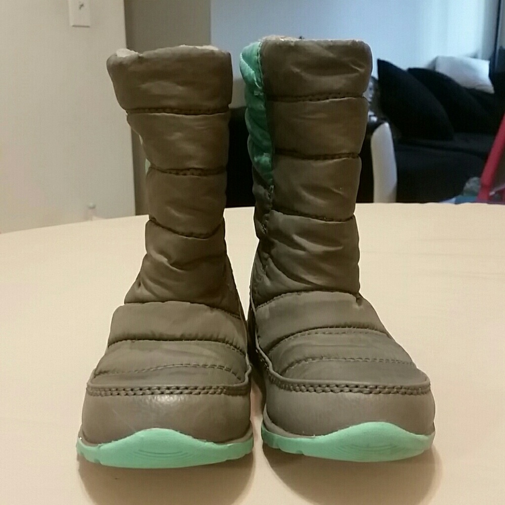 Snow boots
